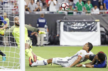 Carlos Bacca (giữa) trong pha ghi bàn thắng vào lưới Tim Howard.